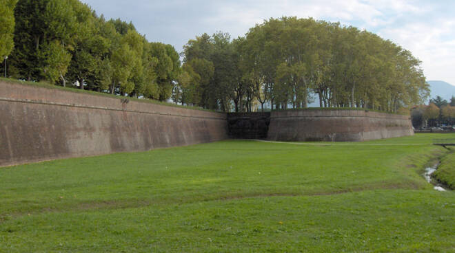 Lucca.city_walls01.jpg