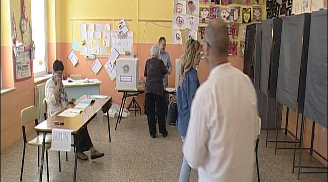 elezioni-2014-montecarlo-seggio-3.jpg