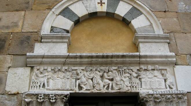 Lucca__Chiesa_di_S.Salvatore.Architrave_scolpito_da_Biduino.jpg