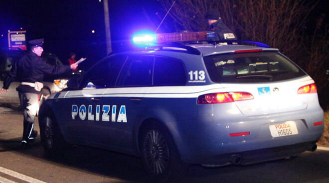 poliziamacchina_notte.jpg