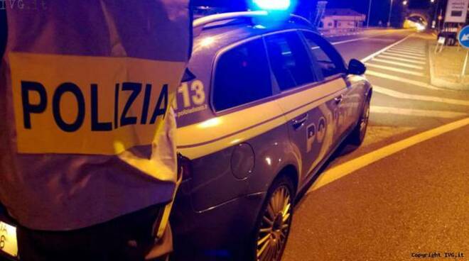 polizia-stradale-polizia-notte-215325.660x368.jpg