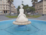 Bambina_che_guarda_il_mare_fontana_riattivata.jpg