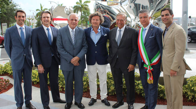 Foto_Massimo_Mallegni_con_Helidon_Xhixha_sindaco_di_Miami_e_famiglia_Melos.jpg