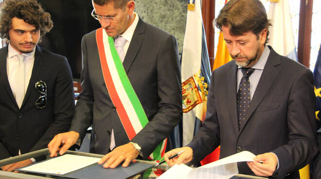 Foto_firma_accordo_PIetrasanta_e_Tenerife.JPG