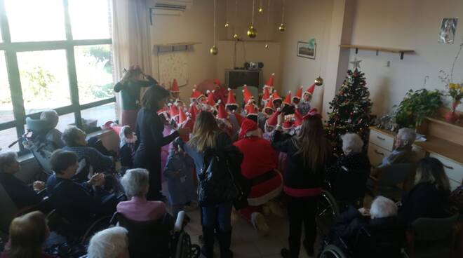 Festeggiare Natale.Bambini E Anziani Insieme Per Festeggiare Il Natale Ilcuoioindiretta