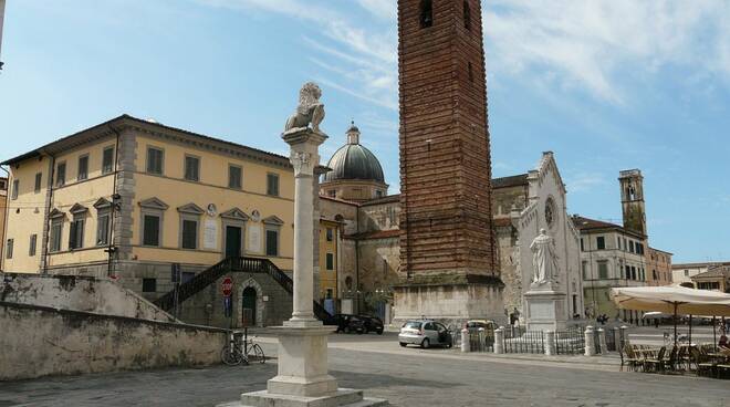 1200px-Pietrasanta-piazza_del_teatro2.jpg