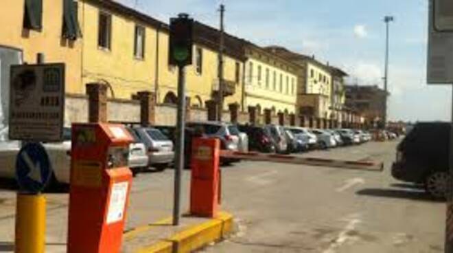 parcheggiluccastazione.jpg