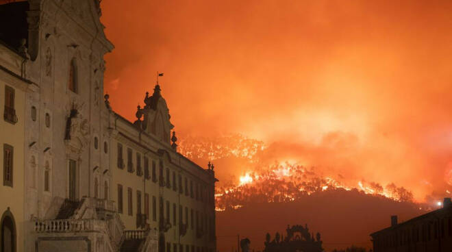 monte-pisano-fiamme-certosa.jpg