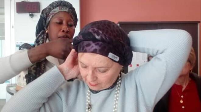 Guarire, dalla testa: turbanti di Bazin per donne in chemio