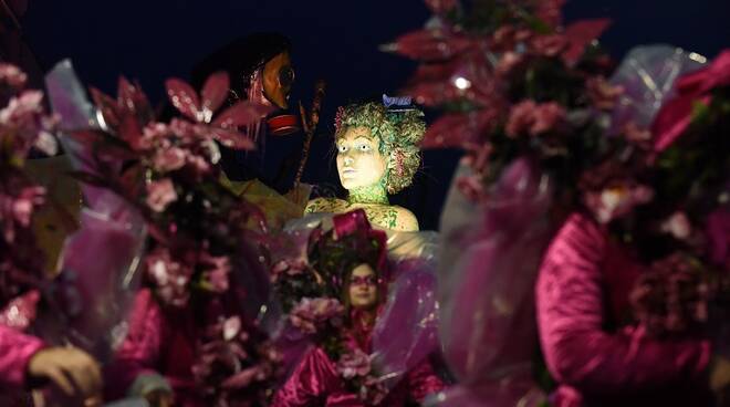 maschere_e_coreografie_dei_carri_del_carnevale_di_Viareggio_2_1.jpg