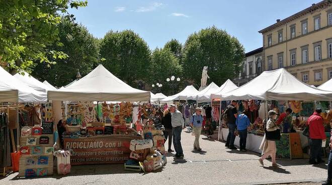 mercato_piazza_Napoleone.jpg