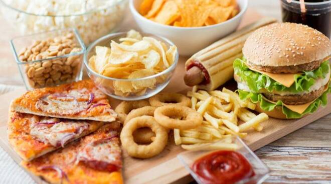 Binge-Eating-Fast-Food-800x435.jpg