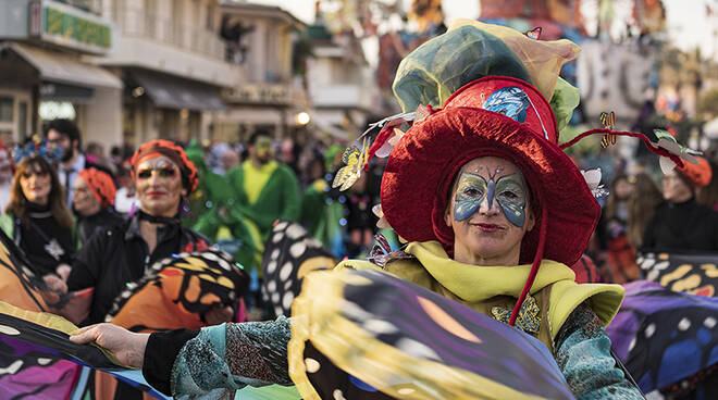 Carnevale_di_Viareggio_2019-corso_mascherato.jpg