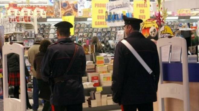 carabinieri_dentro_centro_commerciale.jpg