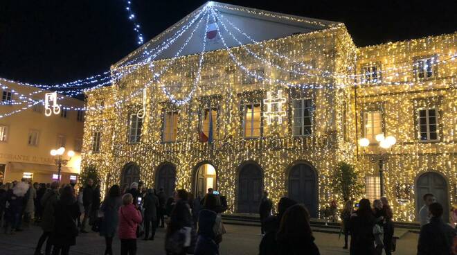 Illuminazione Di Natale.Accese Le Luci Di Natale Nel Nome Di Puccini Vd Luccaindiretta