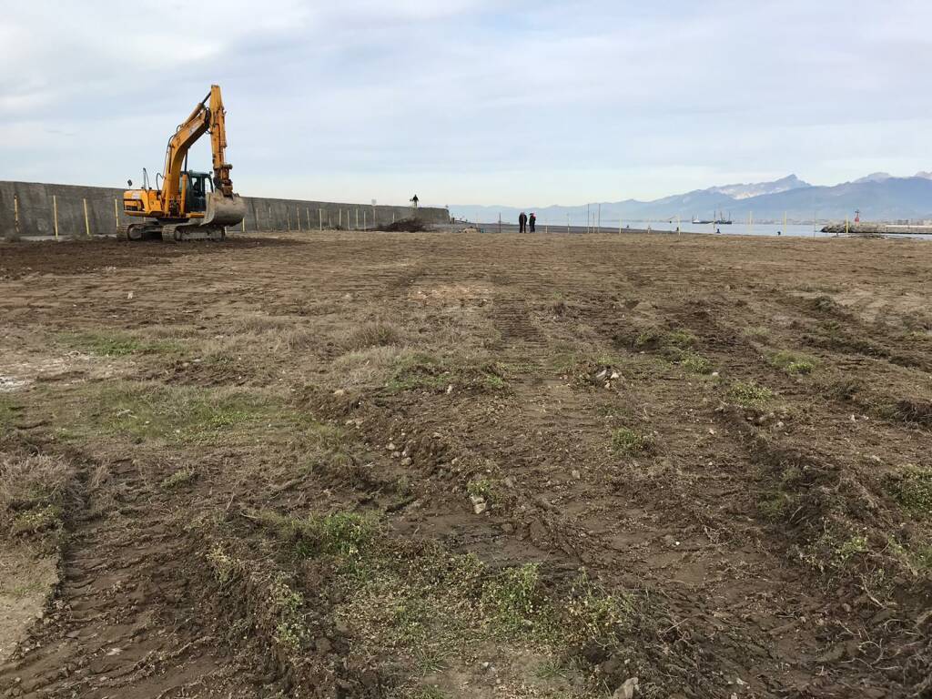 La pulizia del triangolino di Viareggio