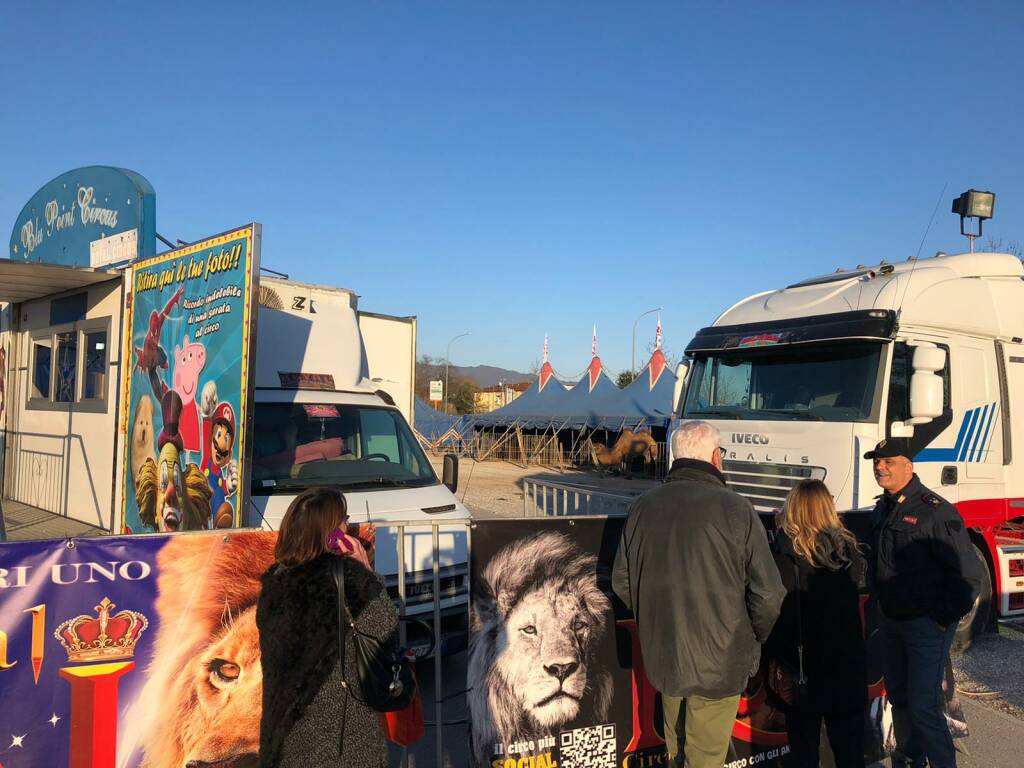 Lucca, l' Imperial Royal Circus all' attacco degli animalisti