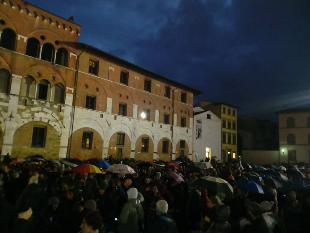 Sardine in piazza a Lucca