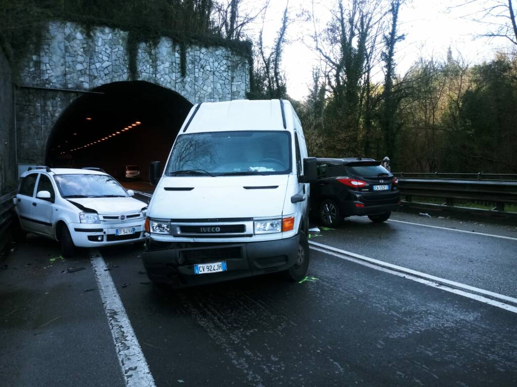 Scontro tra due auto e un furgone sulla variante