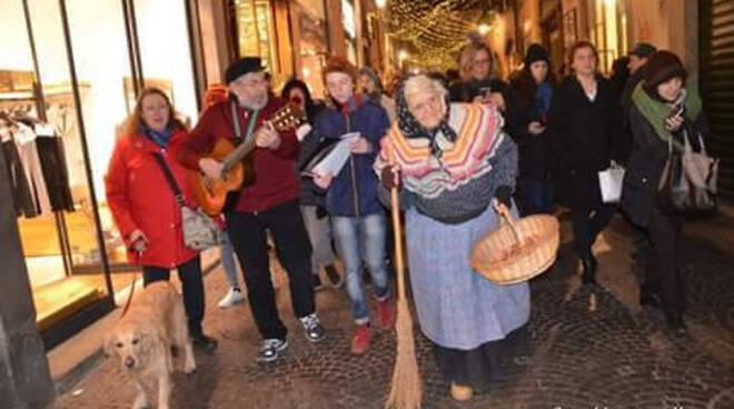 Befana a Lucca in via Fillungo