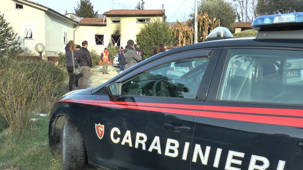 I carabinieri alla casa di Anchiano dove è morta una ragazza di 14 anni