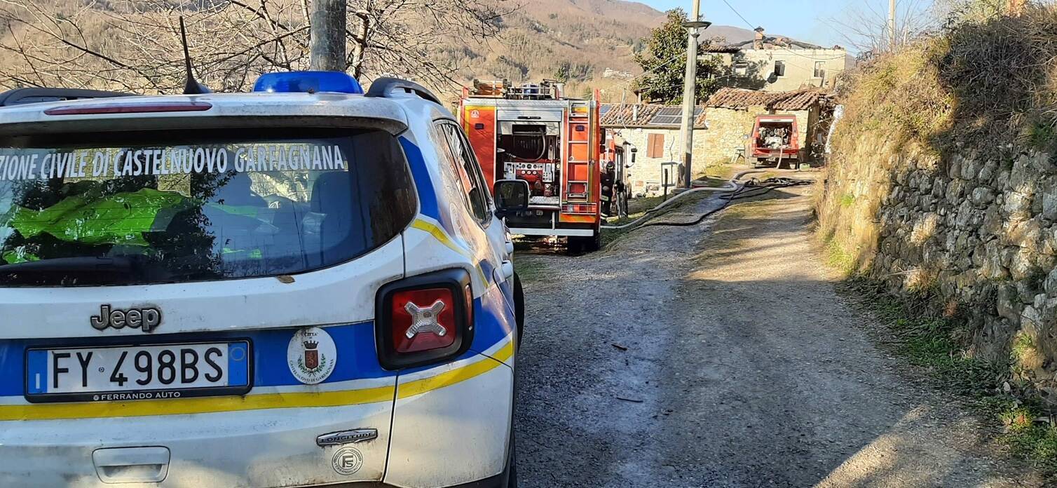 Incendio fa crollare il tetto di un palazzo