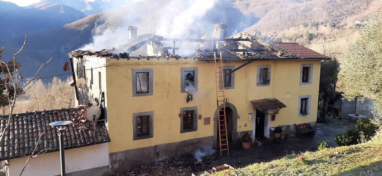 Incendio fa crollare il tetto di un palazzo