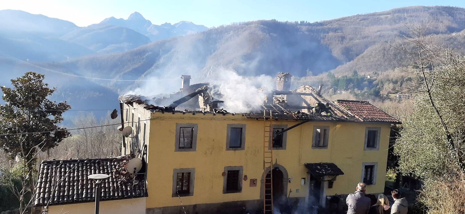 Incendio fa crollare il tetto di un palazzo