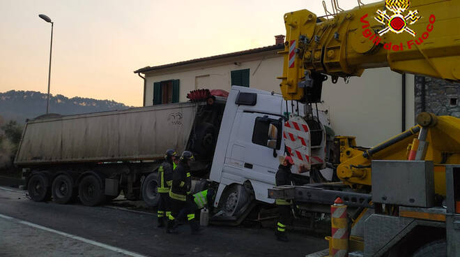 incidente Gragnano via Pesciatina tir contro auto 24 gennaio 2020