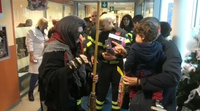 La Befana dei vigili del fuoco in Pediatria