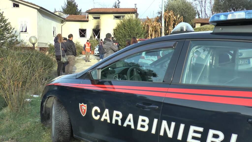 Sopralluogo dei carabinieri alla casa di Anchiano dove è morta una 14enne