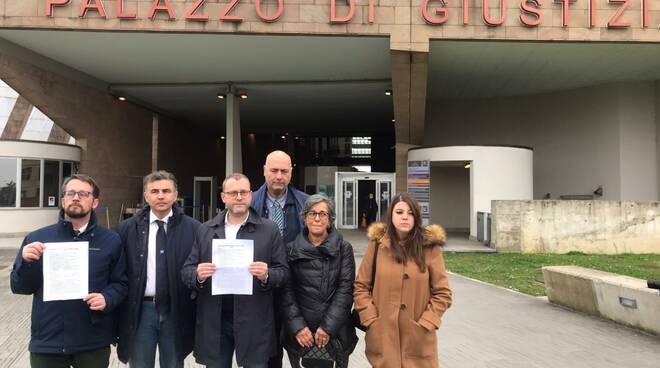 Consiglieri della Lega davanti al tribunale di Firenze