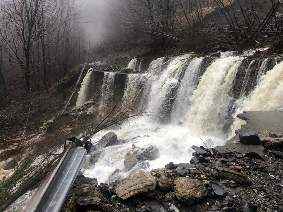 Frana sulla strada Provinciale di Valdarni