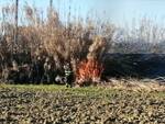 incendio lungo i binari della ferrovia a Casteldelbosco