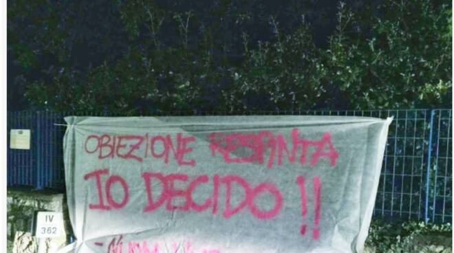 striscione obiettore coscienza ospedale Versilia