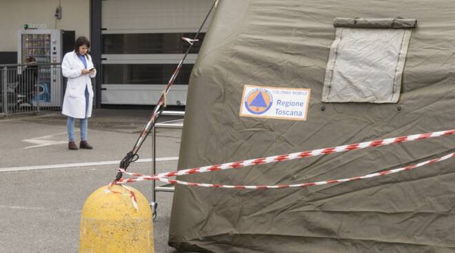 Tende e gazebo per il prefiltraggio all'ospedale di Lucca