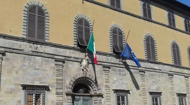 Confindustria Lucca bandiere a mezz'asta
