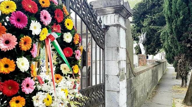 corone di fiori al cimitero di porcari