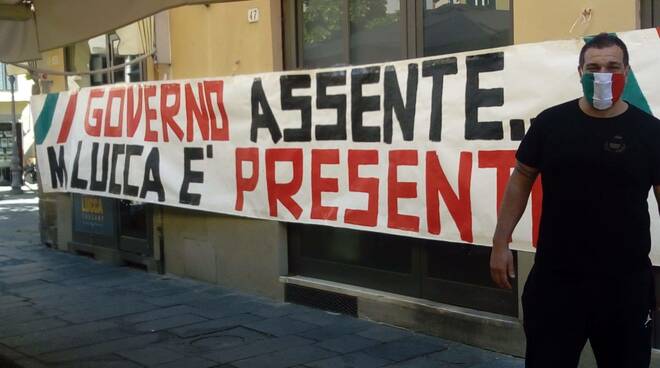 Fase 2, la protesta dei commercianti a Lucca