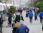 foto con teleobiettivo folla passeggiata Viareggio