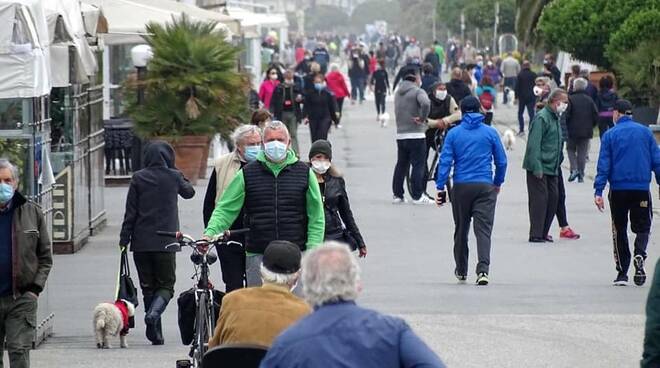 foto con teleobiettivo folla passeggiata Viareggio