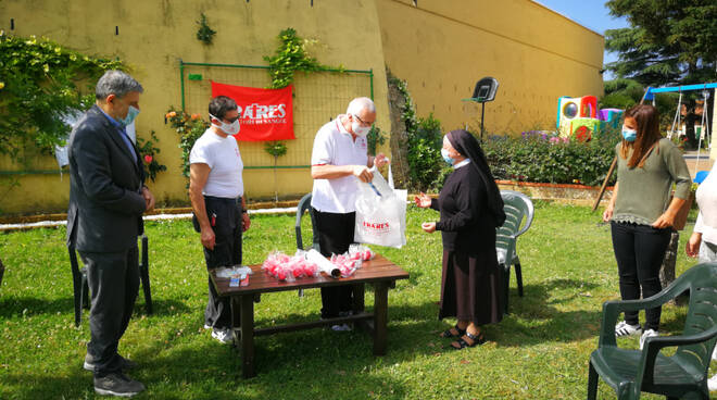 gruppo fratres san romano consegna tablet alla scuola divino amore montopoli valdarno