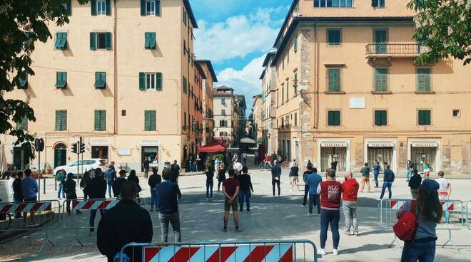 manifestazione mascherine tricolori Lucca