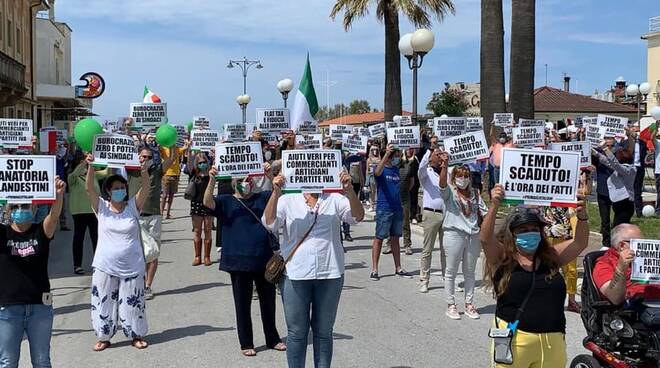 manifestazione Viareggio piazza Campioni centrodestra 2 giugno