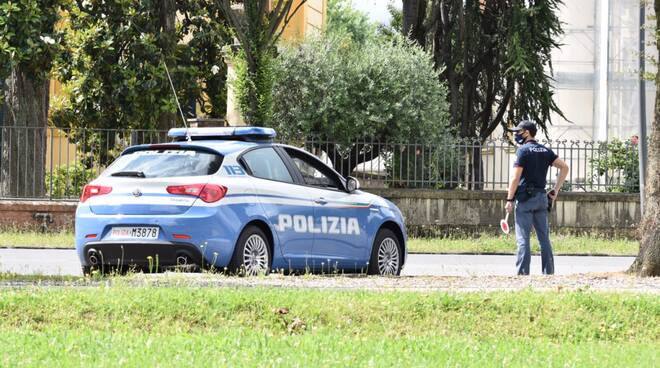 polizia controlli Lucca mascherina mattina