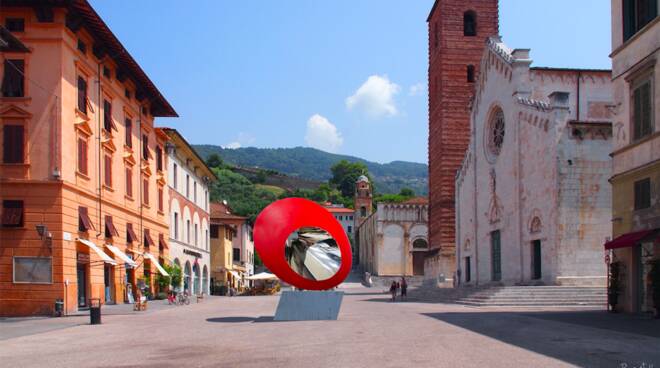 Scultura infermieri piazza Duomo a Pietrasanta