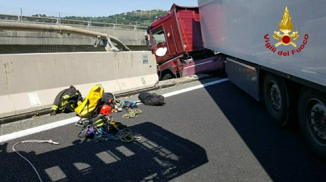 tir in bilico sull'A12 a Livorno