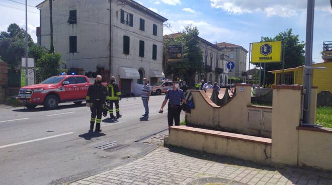 Tragico scontro tra scooterone e moto: 3 vittime