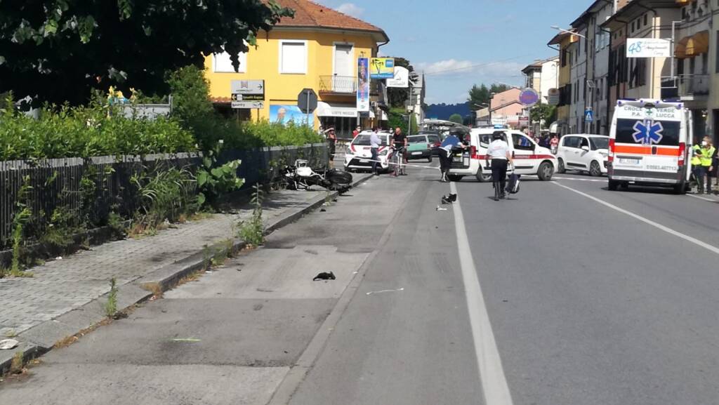 Tragico scontro tra scooterone e moto: 3 vittime