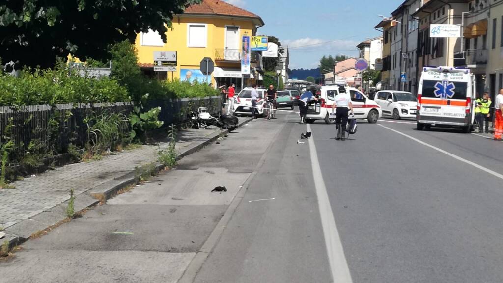 Tragico scontro tra scooterone e moto: 3 vittime